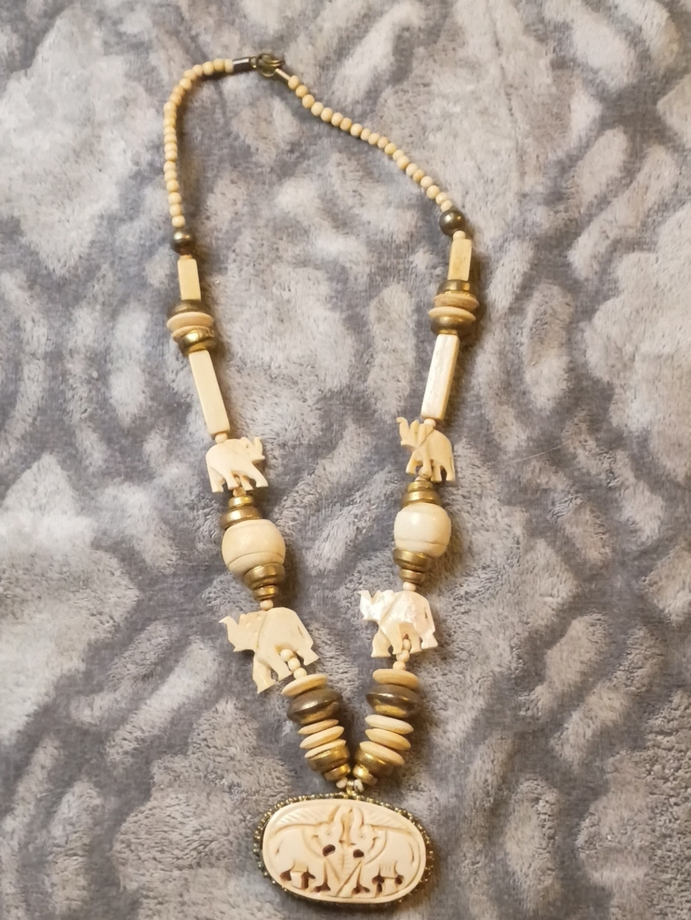 Source Unknown Cream and Gold Elephant Pendant Necklace